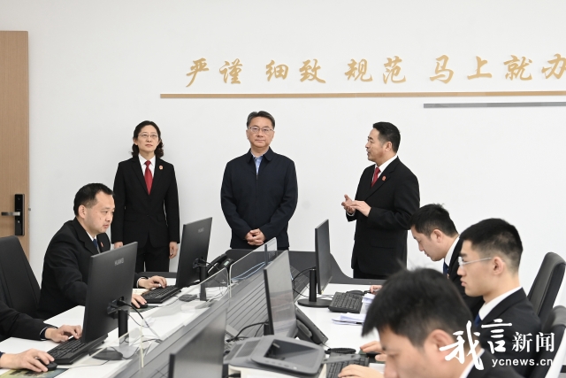 周斌調研優化營商環境工作